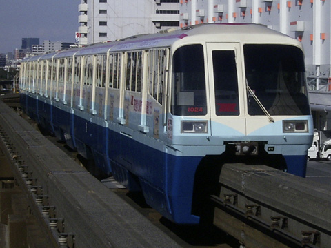 【東モノ】羽田空港第2ビル広告車