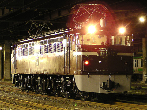 【JR東】EF65-57が茶色で出場