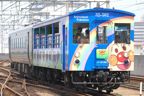 【JR四】瀬戸大橋アンパンマントロッコ運転中