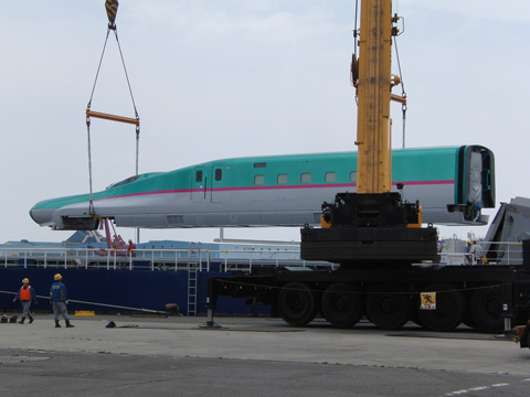 【JR東】E5系S11編成仙台港に陸揚げ